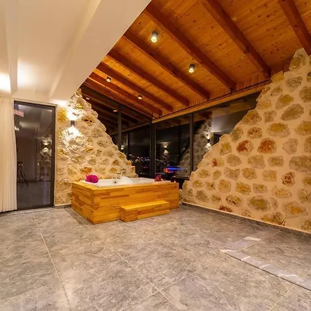 Artemis Ozel Havuzlu Ve Jakuzili Villa Kaş